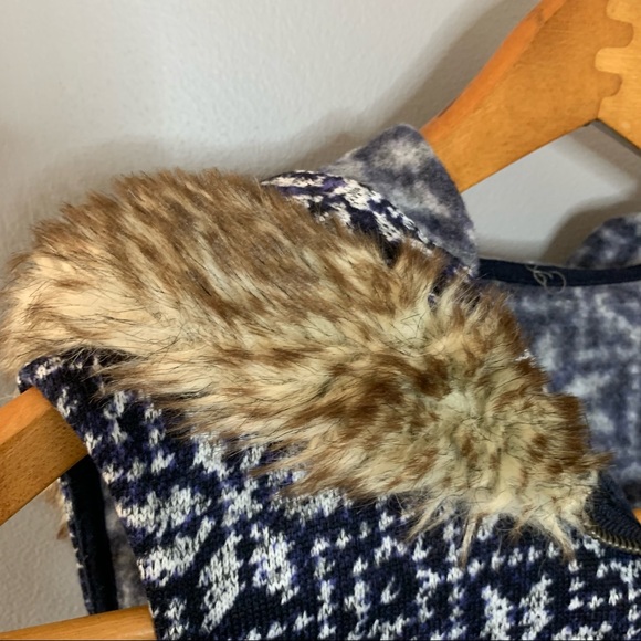 Patterned Hooded Vest - Picture 9 of 10